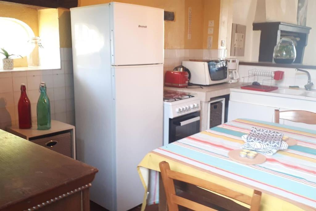 Gite A La Ferme, Avec Animaux, Fromages Et Nature Neuville-les-Decize Exterior foto
